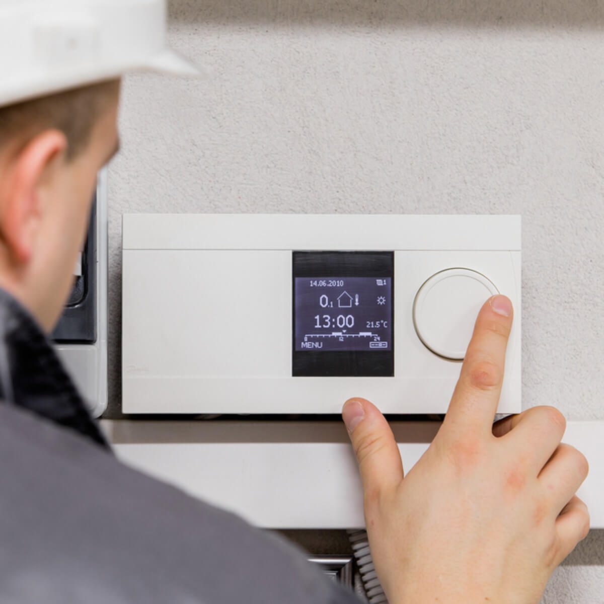 dfh8_shutterstock_255038101 thermostat program