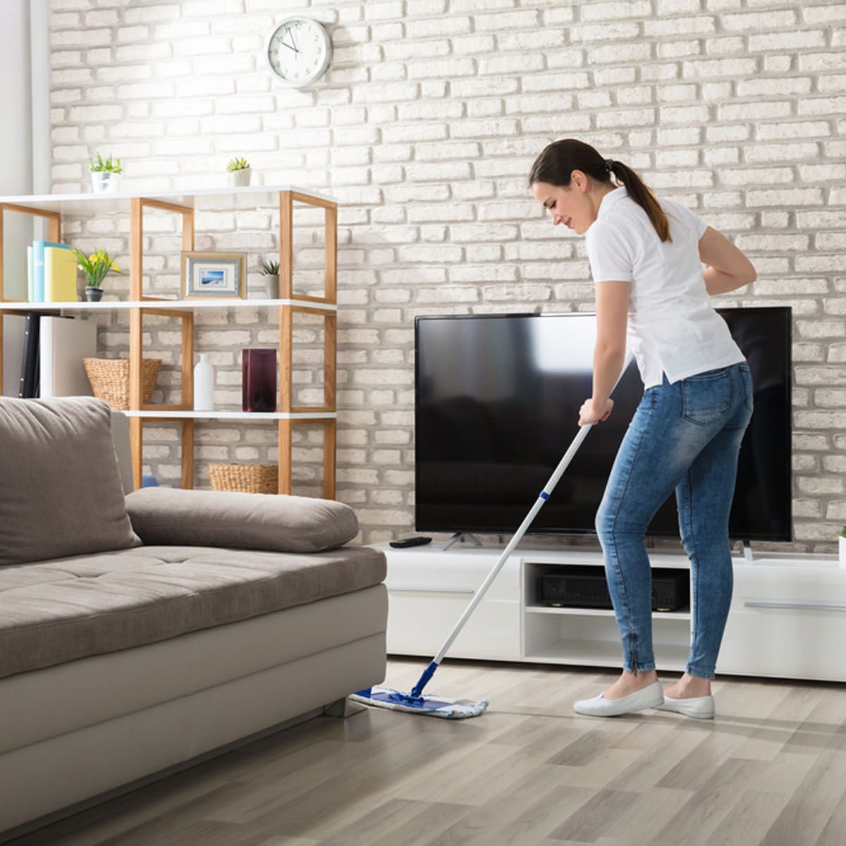 prioritize_682223620 clean the floor stiffer mop cleaning living room